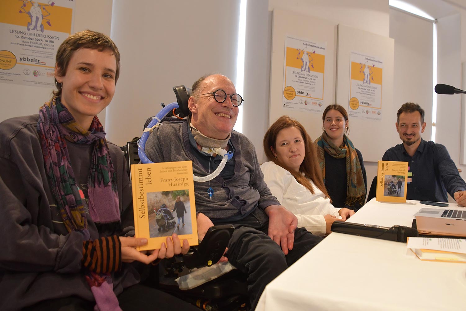 Auf dem Foto, von links nach rechts: Persönliche Assistentin Carina, Franz-Joseph, Julia Hofmarcher, Persönliche Assistentin Lea und Julias Bruder, Joseph.