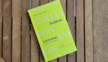 Buch Radikale Inklusion auf Holztisch.