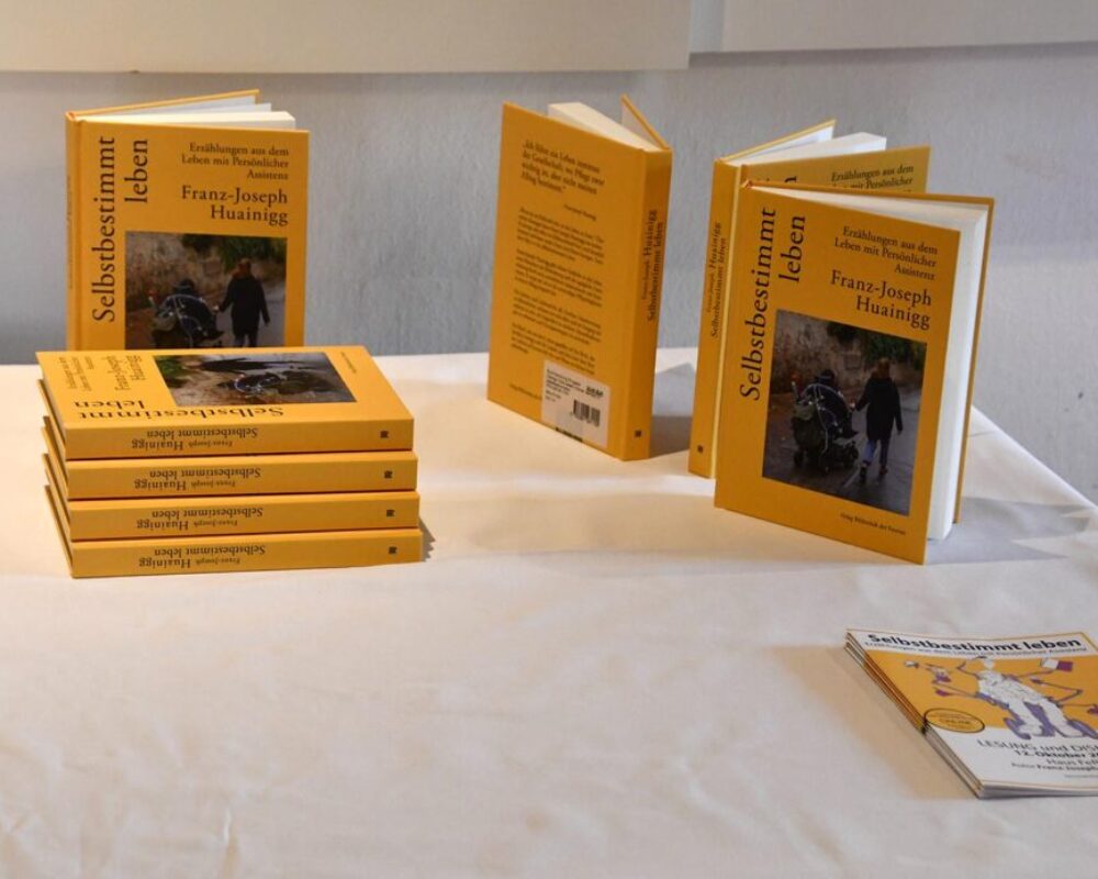 Die Bücher mit Flyer auf einem Tisch.