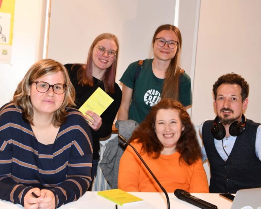 Gruppenfoto mit fünf Personen. Erste Reihe von Links: Hannah Wahl, Julia Hofmarcher und Bruder Joseph. In der zweiten Reihe stehen zwei junge Frauen, die die Lesung besucht haben.